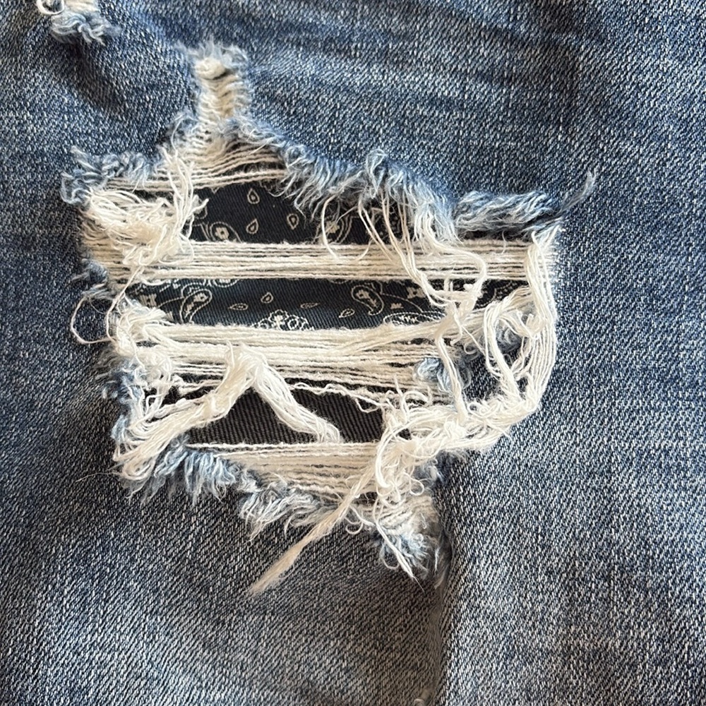 As new, American Eagle air flex distressed cutoff Jean shorts, size US 34 - Picture 5 of 10